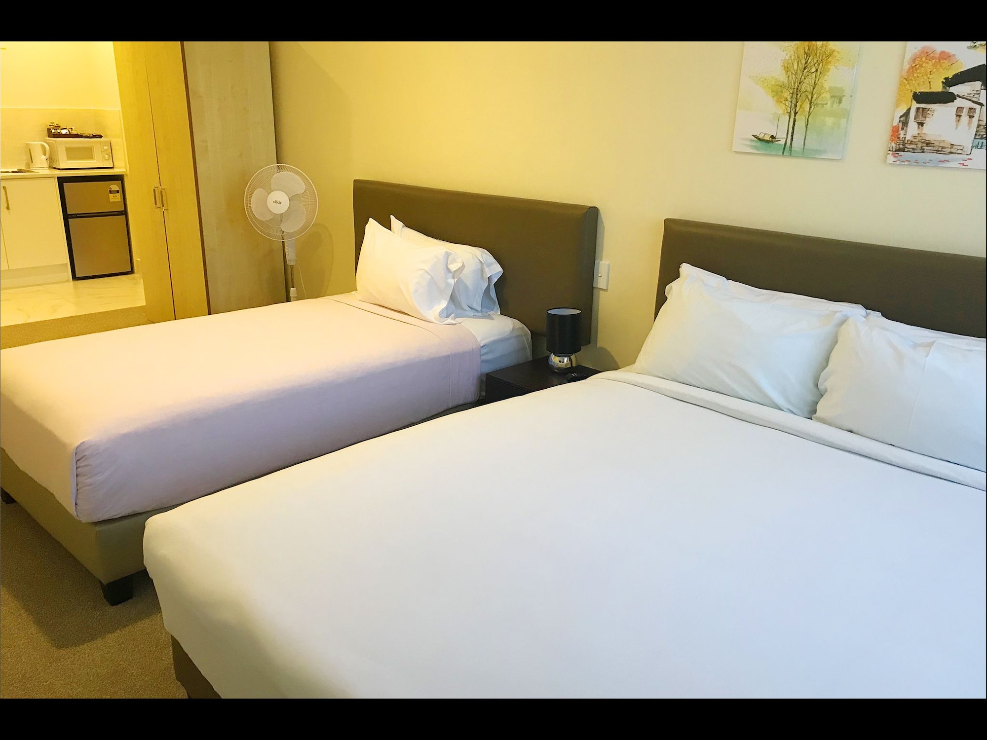DELUXE, TWIN BEDS, KITCHENETTE