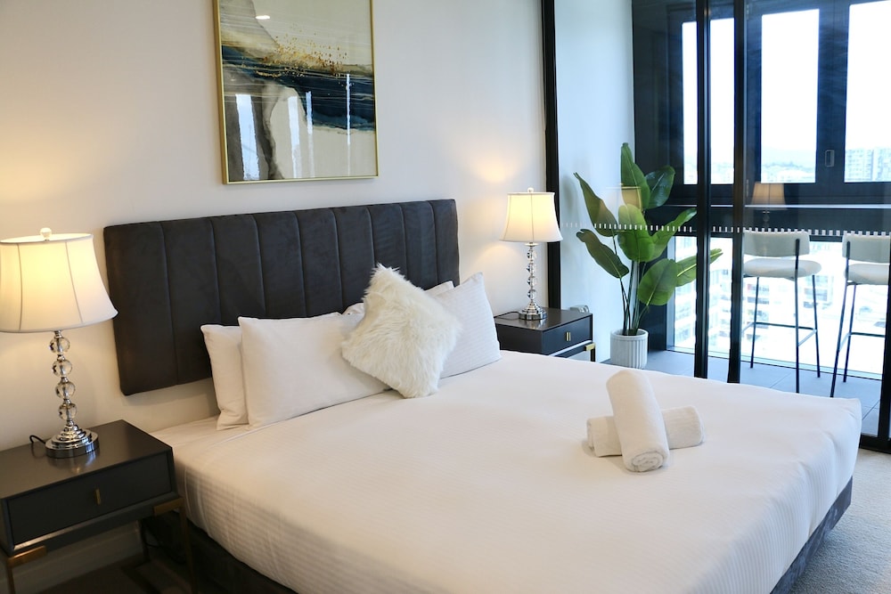 2 Bedrooms, 2 King Beds, Urban View