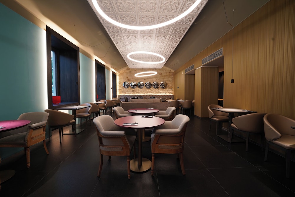 987 Prague Hotel 45/56
