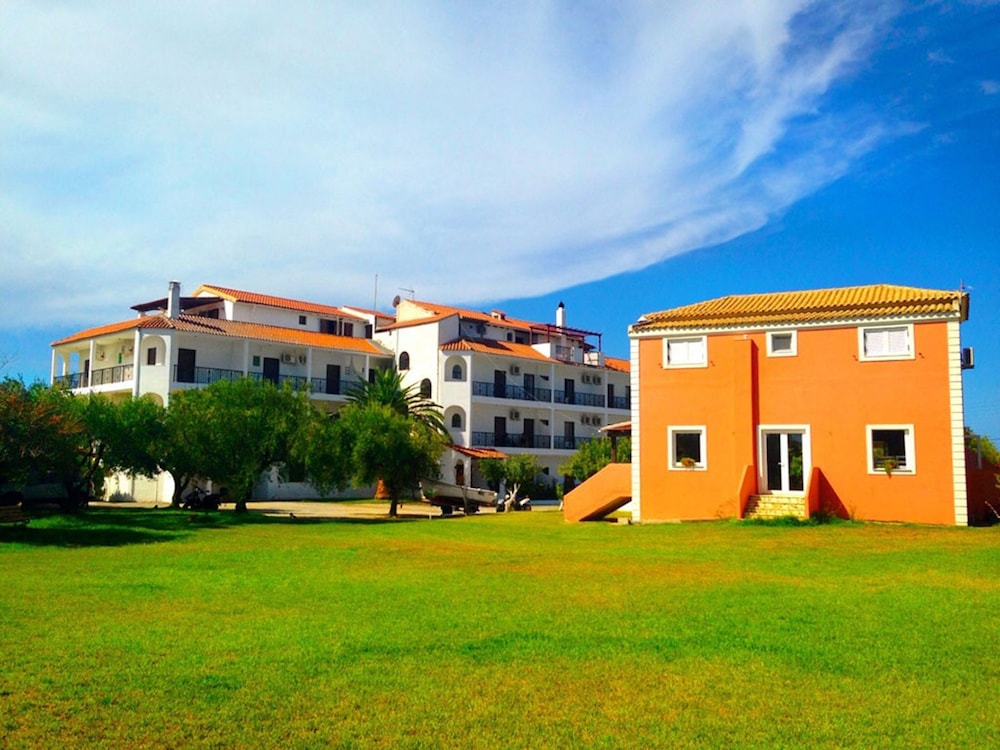 Brouskos Apartments 43/45
