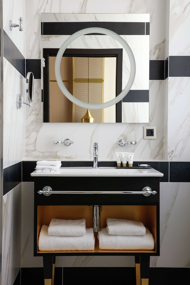 Niepce Paris Curio Collection By Hilton 37/39
