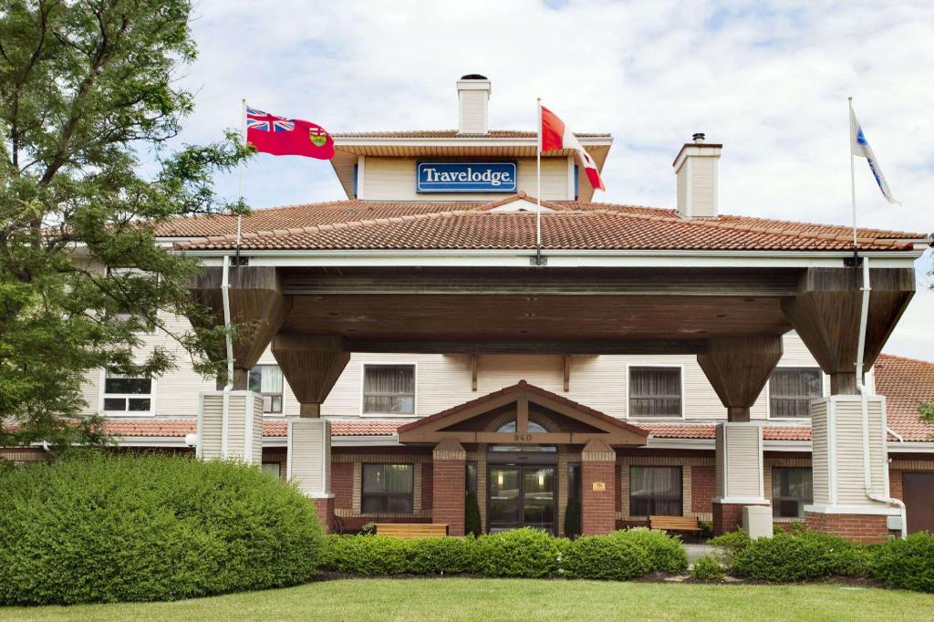 غرفة بسرير كوين وسرير مزدوج، Travelodge by Wyndham Oshawa Whitby 2/3