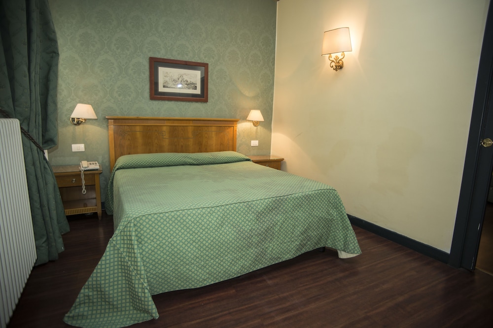 ROOM, QUADRUPLE