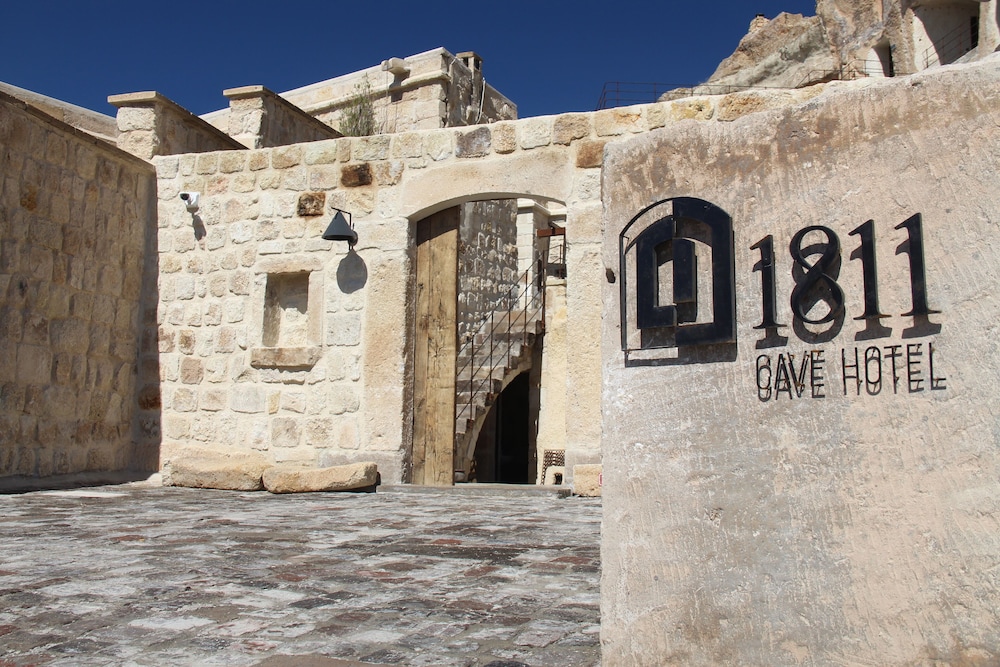 1811 Cave Hotel 40/50
