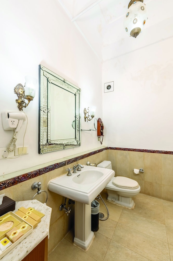 PALACE, SUITE