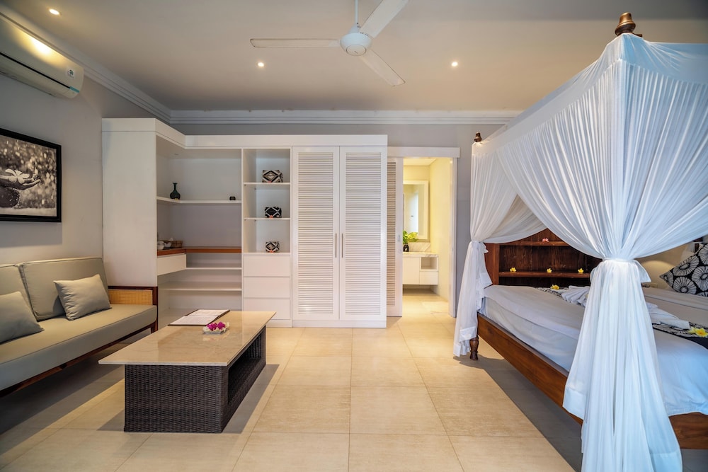 Junior, Queen Bed, Raaga Samudra Villa 2/5