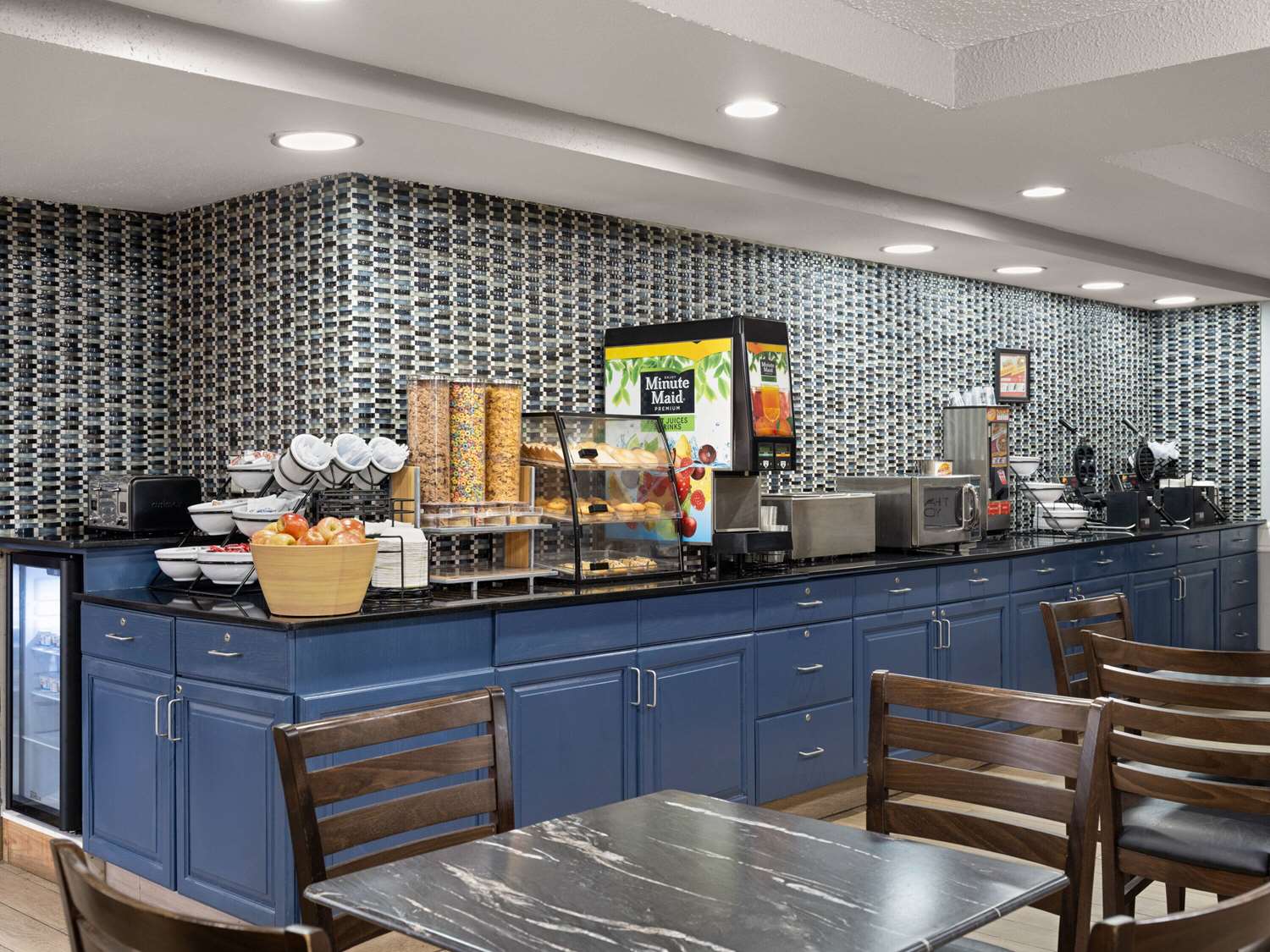 AmericInn by Wyndham Shakopee Near Canterbury Park 13/20