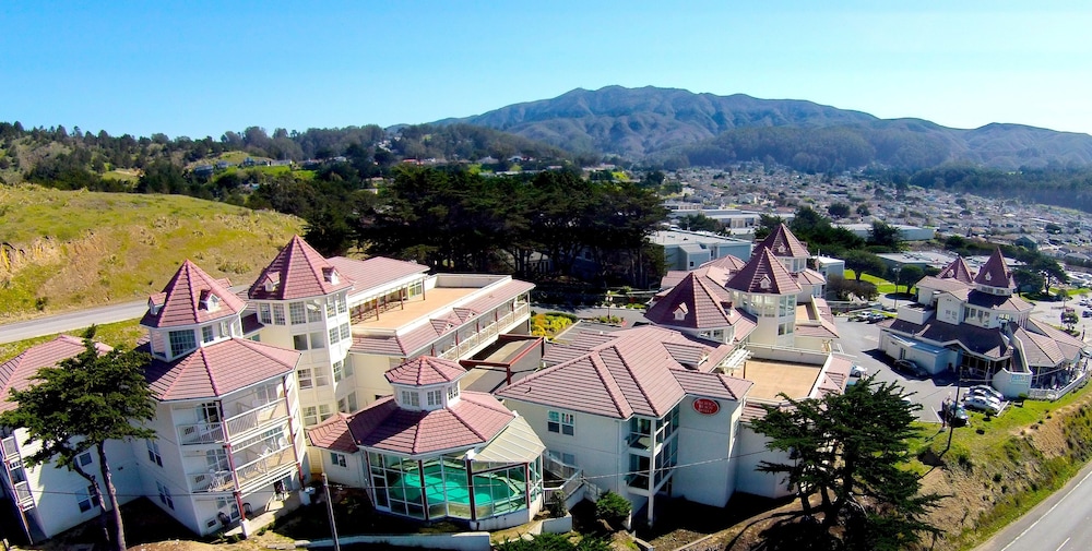 Pacifica Beach Hotel 3/56