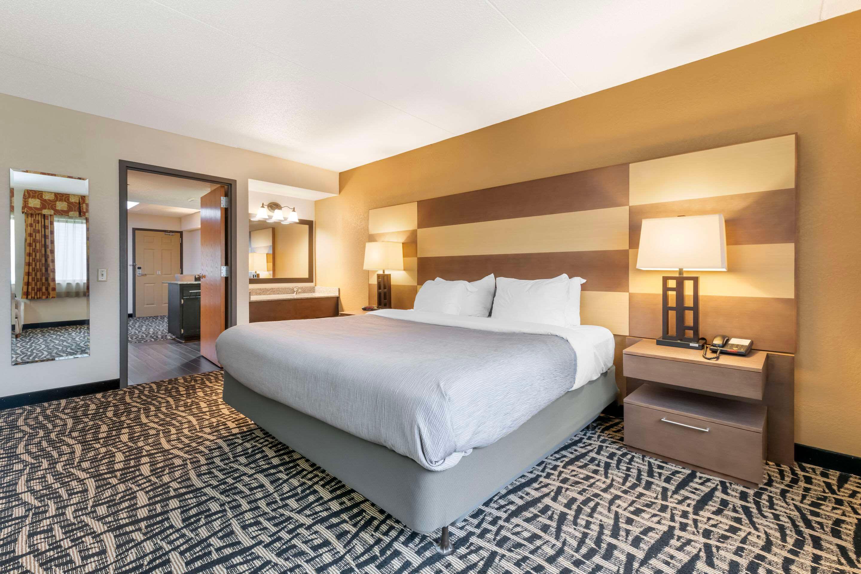 EFFICIENCY, BUSINESS, SUITE, KING BED