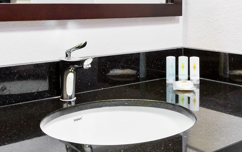 Clarion Hotel & Suites BWI Airport North 59/62