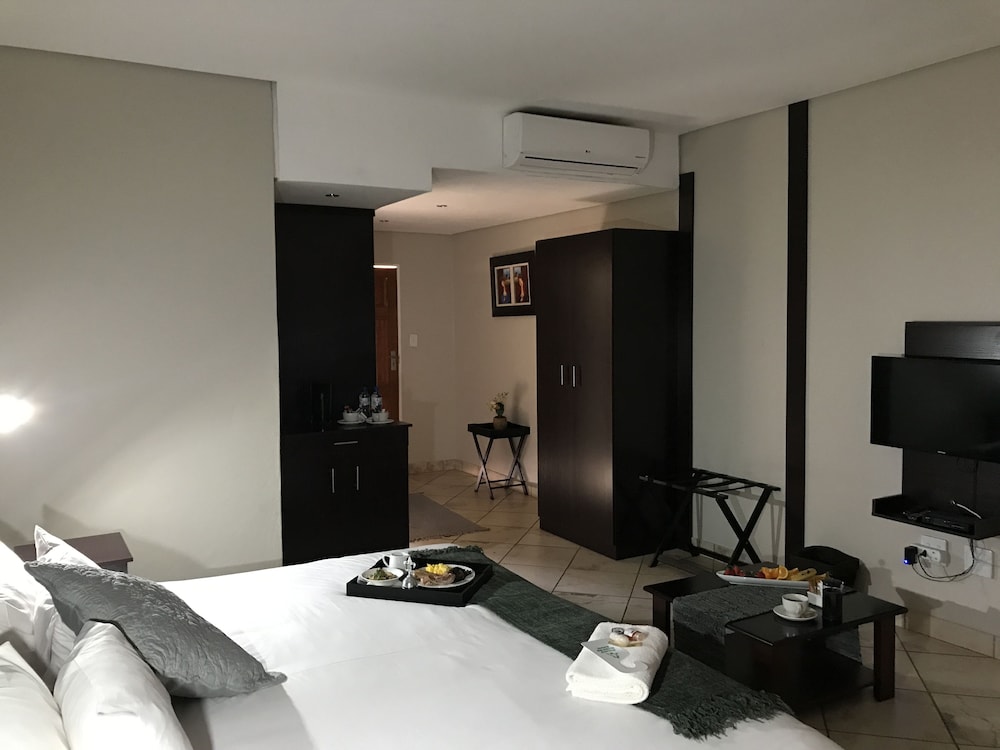 Manor Hills Guest Lodge 20/40