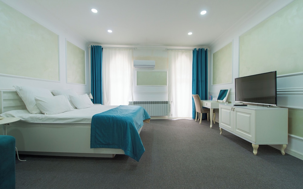 DELUXE, DOUBLE BED, CASTLE VIEW, BALCONY