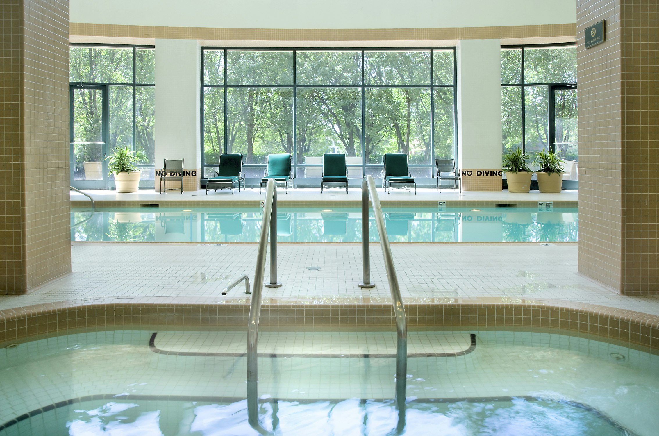 DoubleTree Suites by Hilton Hotel & Conference Center Chicago-Downers Grove 17/60