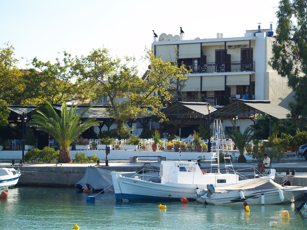 Akrogiali Hotel 63/75