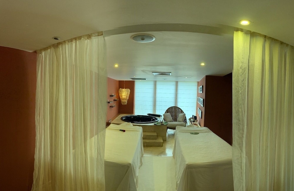 The Bannister Hotel and Yacht Club 21/50
