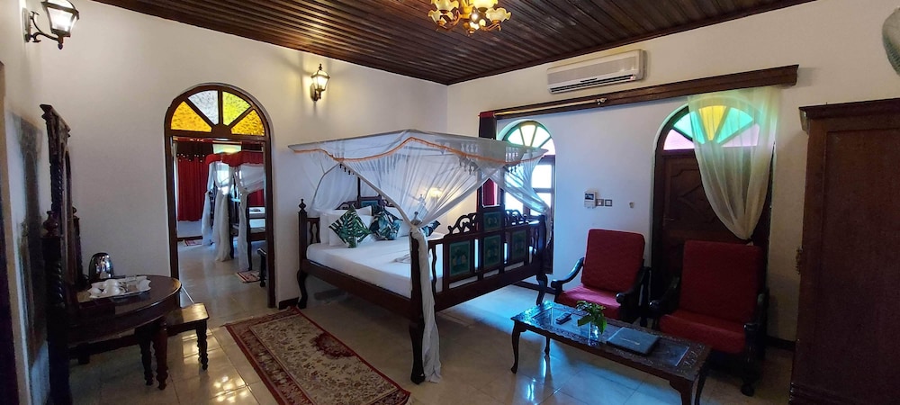 TAUSI PALACE HOTEL 3/90