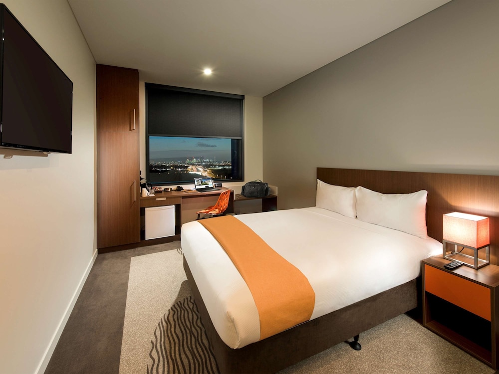 STANDARD, QUEEN BED
