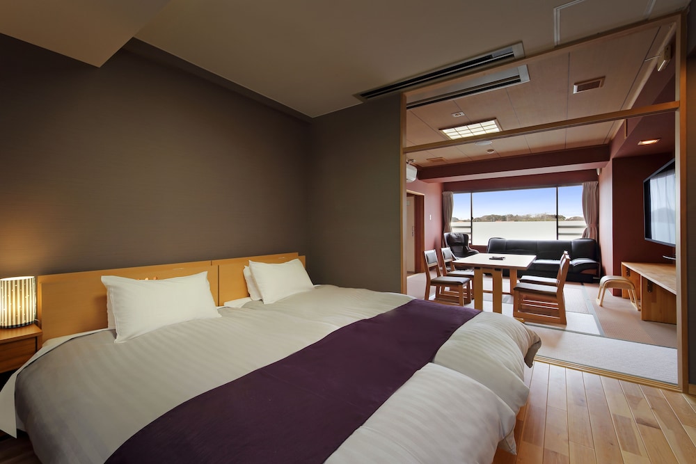 Royal, You, Suite, Twin Beds, 2 King Beds