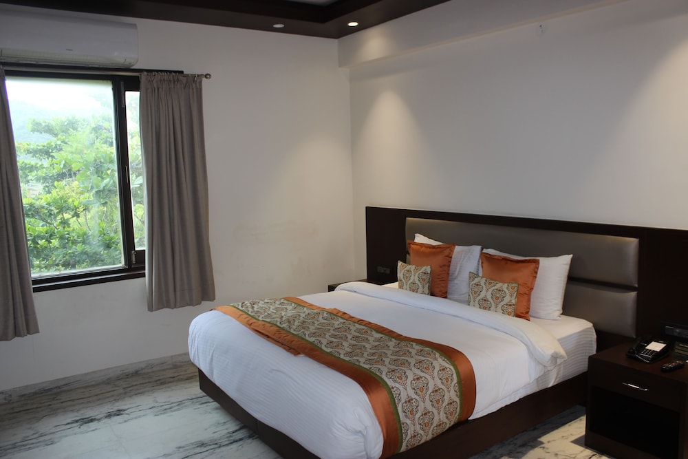 DELUXE, KING BED, MOUNTAIN VIEW