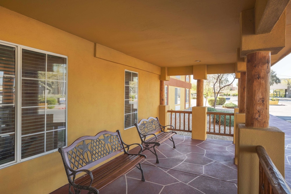 Days Inn & Suites Surprise 17/25