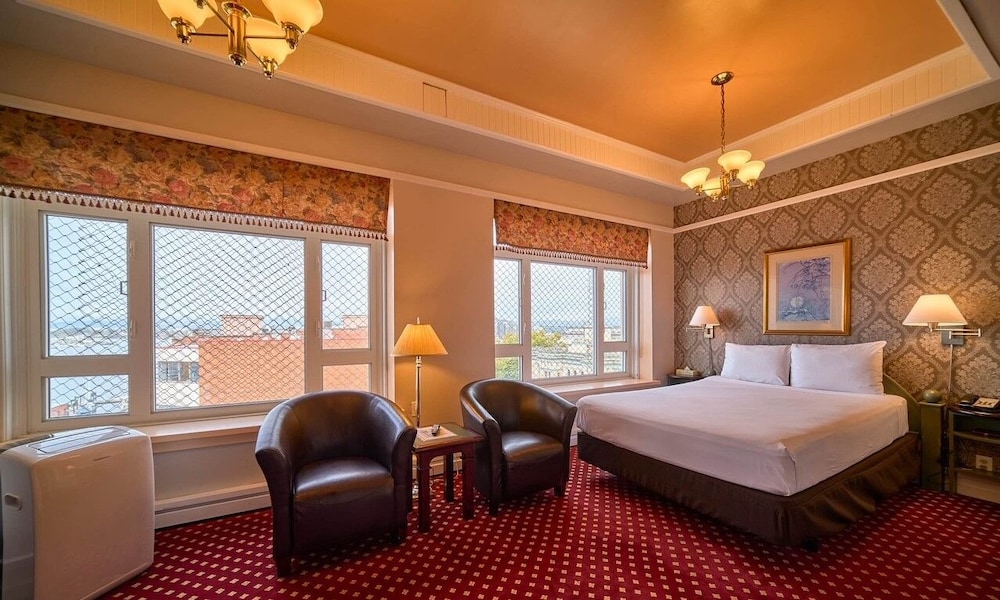 SUPERIOR, QUEEN BED, CITY VIEW