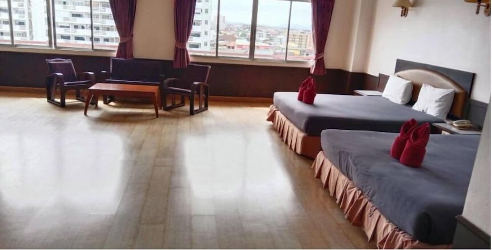 Marine Yensabai Hotel Pattaya 8/24