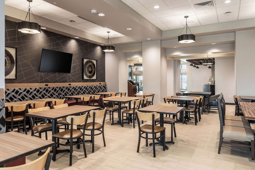 Drury Plaza Hotel College Station 35/50