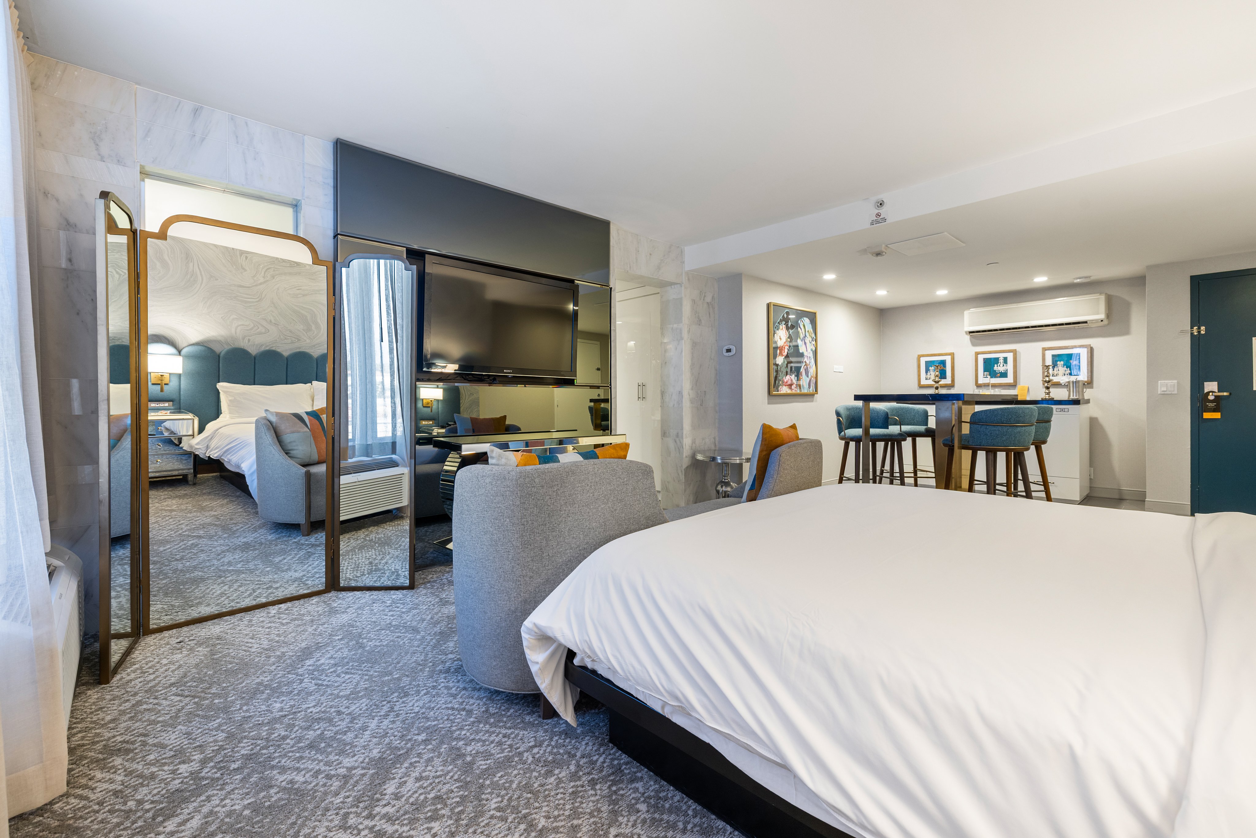 Suite, King Bed, Living Area