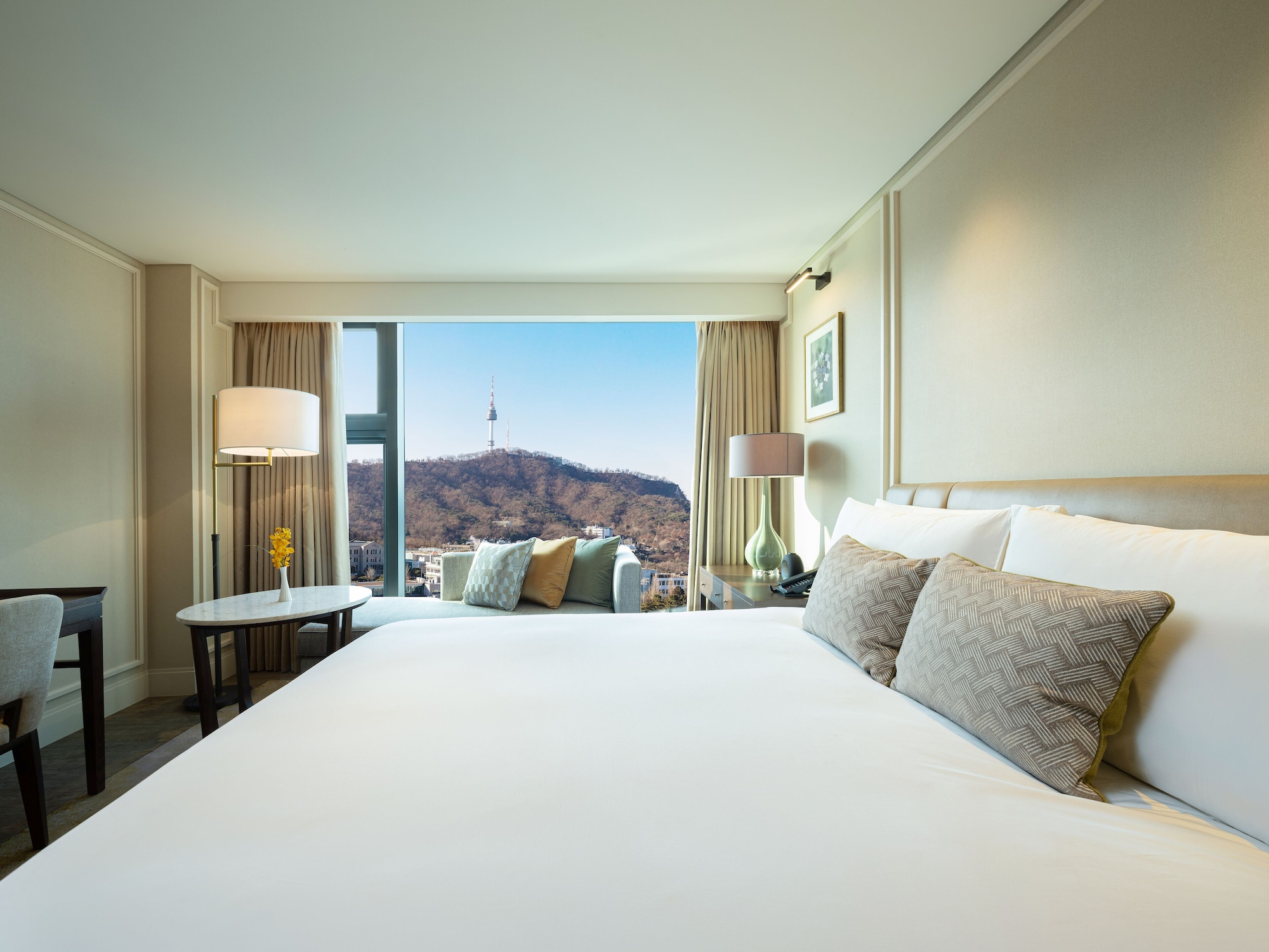 EXECUTIVE, KING BED