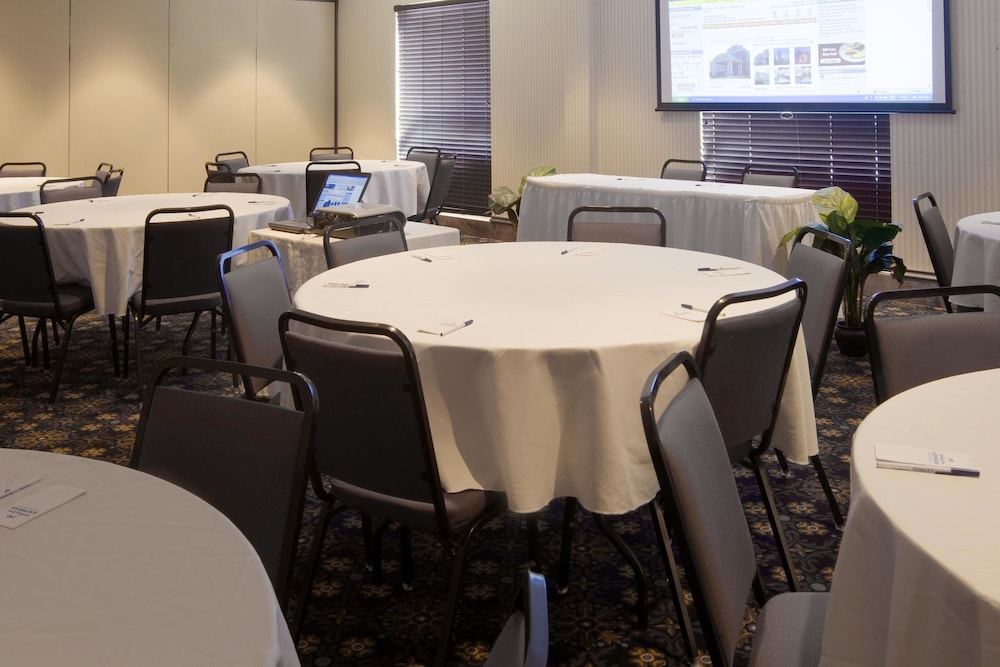 Holiday Inn Express and Suites Lucedale Hotel 59/76