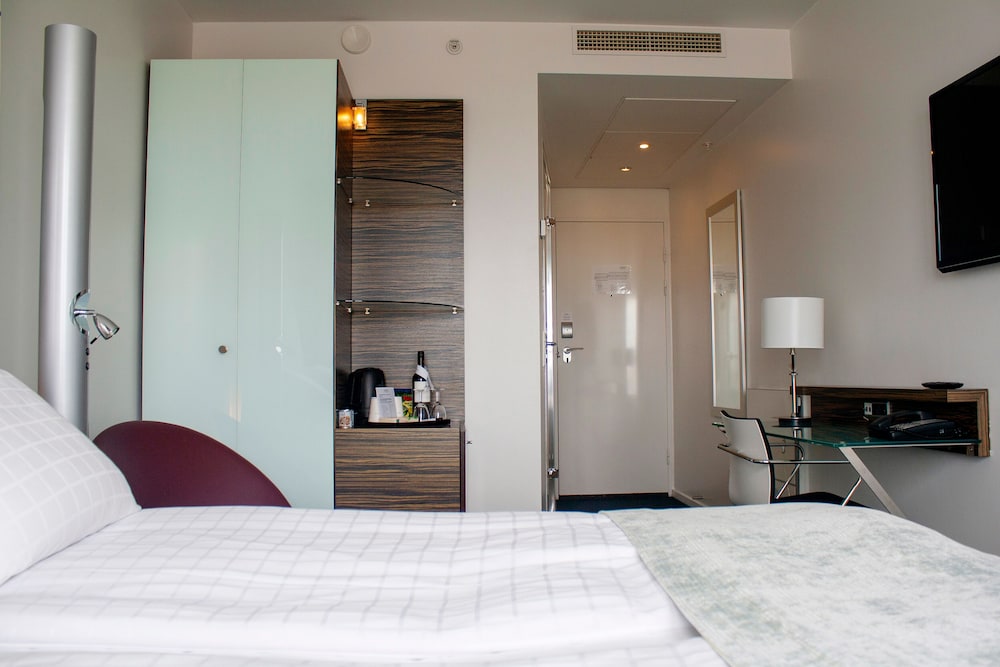 ROOM, TWIN BEDS