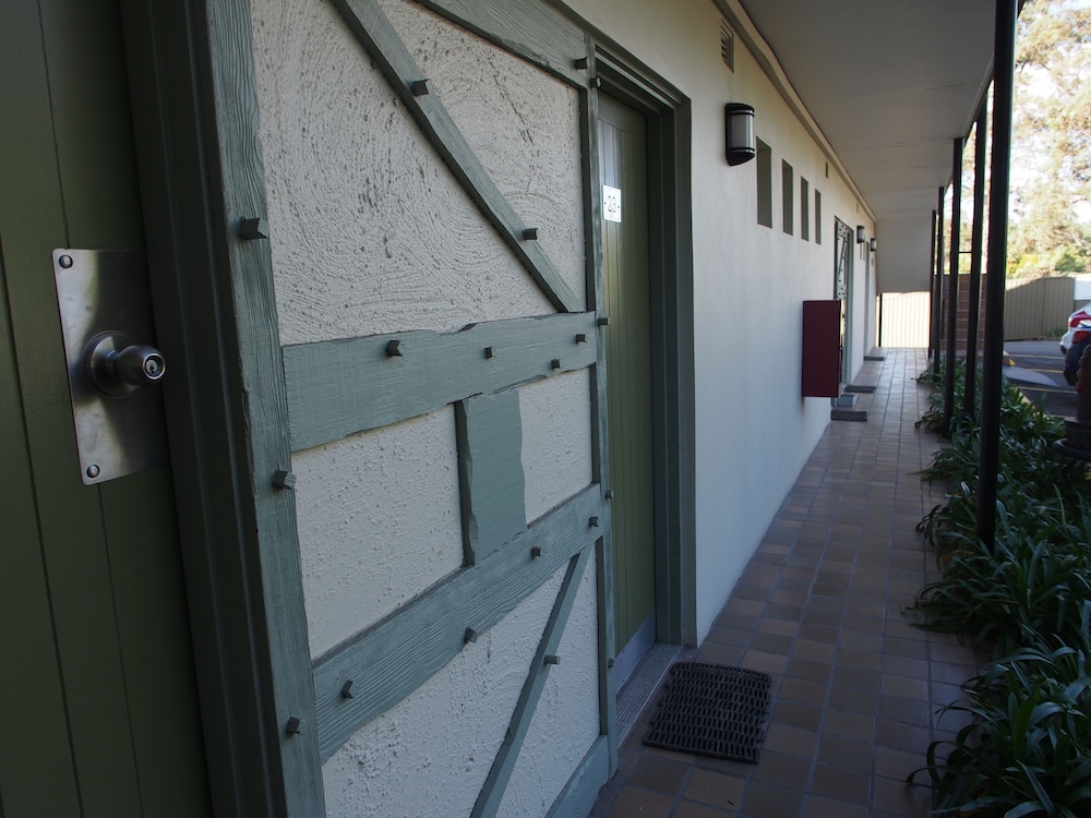 ASCOT MOTOR INN 23/32