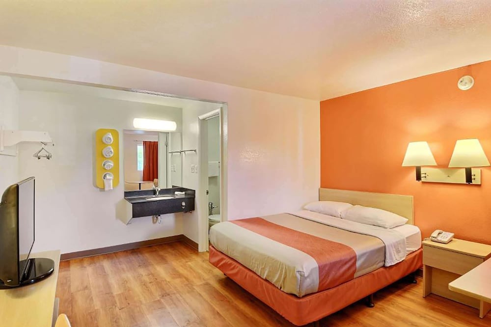 Travelodge by Wyndham Brattleboro VT 7/25