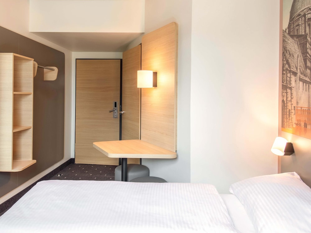 ROOM, TWIN BEDS