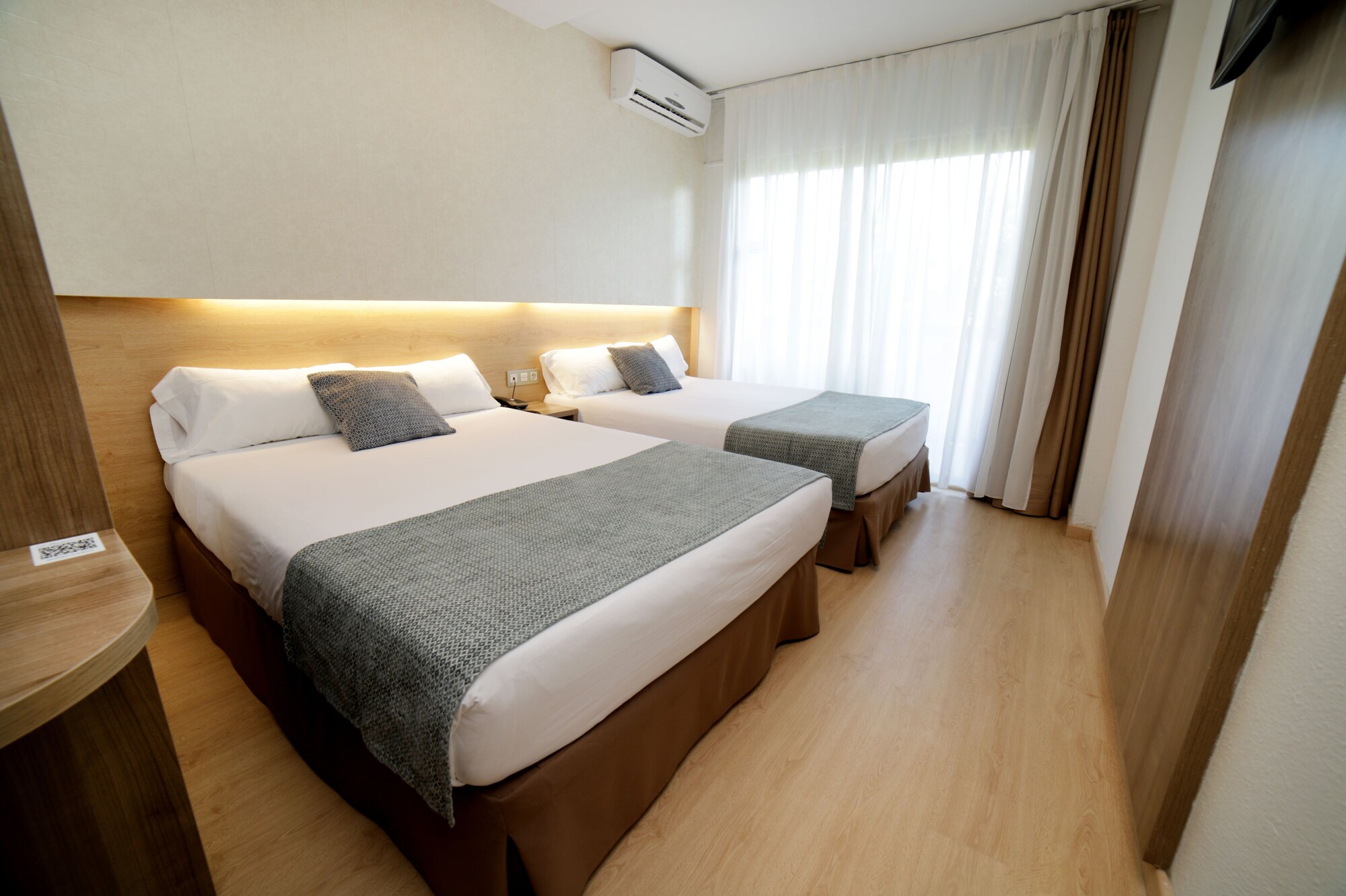 غرفة قياسية بفراش فوتون وسرير مزدوج وسرير فردي بشرفة، Eurosalou Hotel 4/10