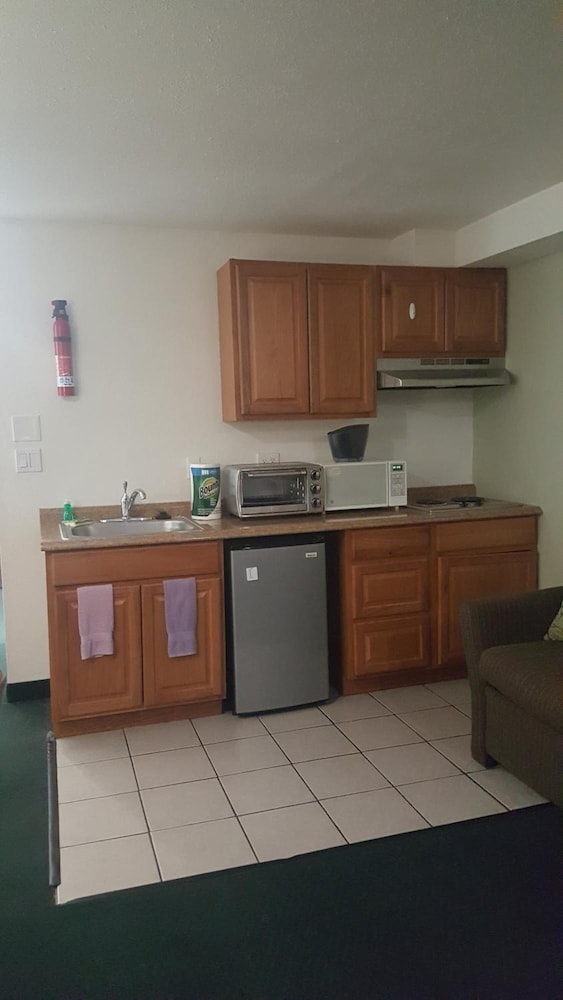 Oyster Bay Inn & Suites 7/70