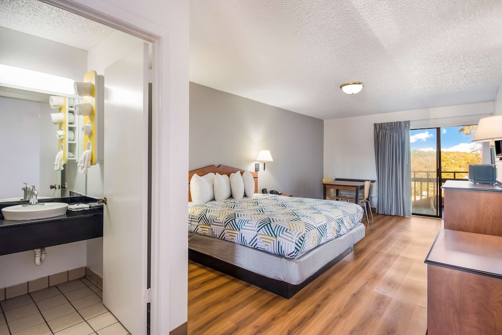 DELUXE, KING BED, SMOKING