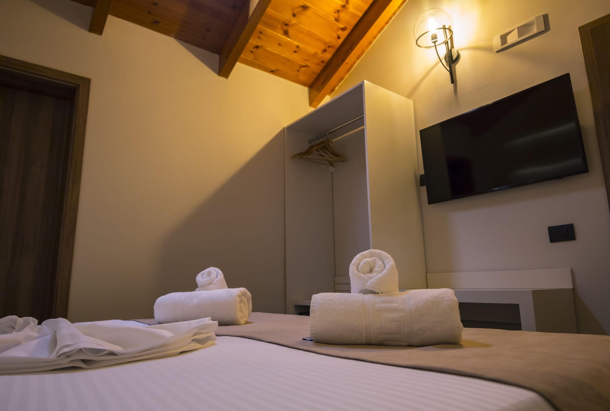 Room, Single, Queen Bed, Shared Terrace