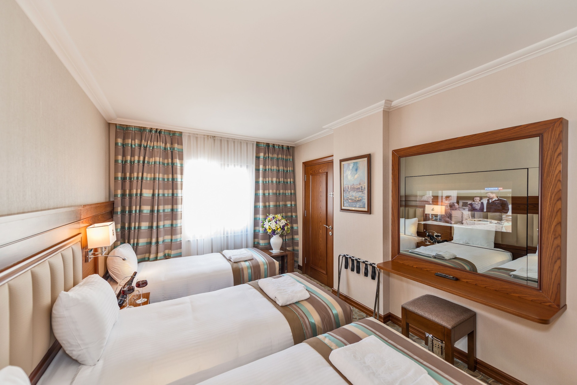 CONNECTING, DELUXE, DOUBLE BED