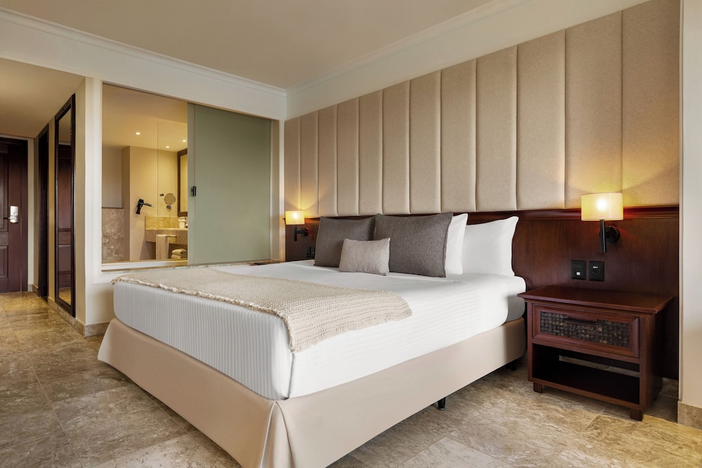Select, Junior Suite, Family, Single, King Bed, Pool Access