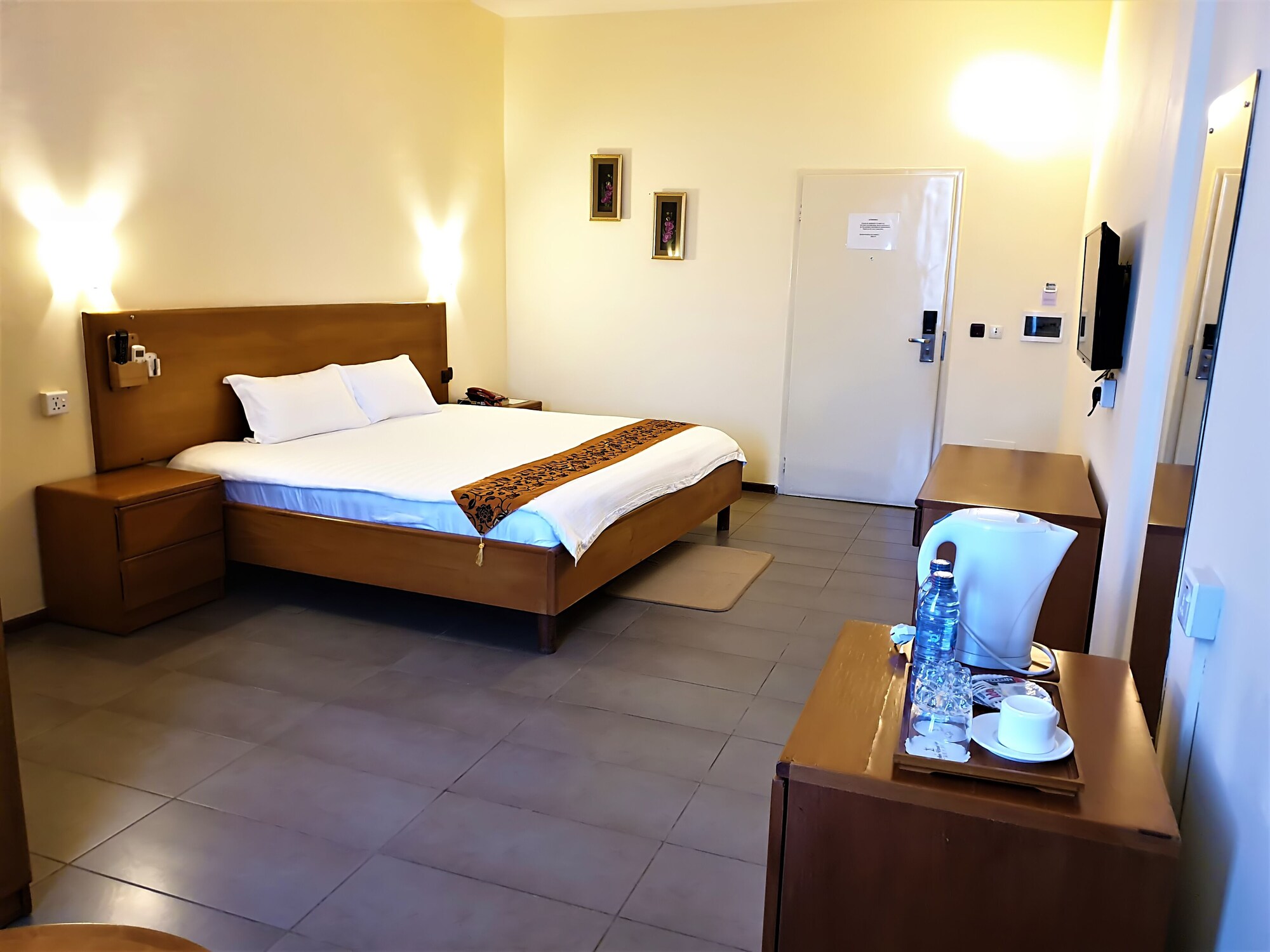 1 Bedroom, Deluxe, Suite, Double Bed, Robinhood Inn 2/6