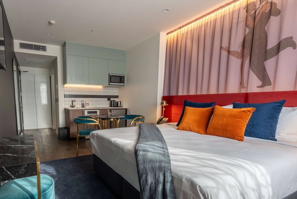 STUDIO, KING BED