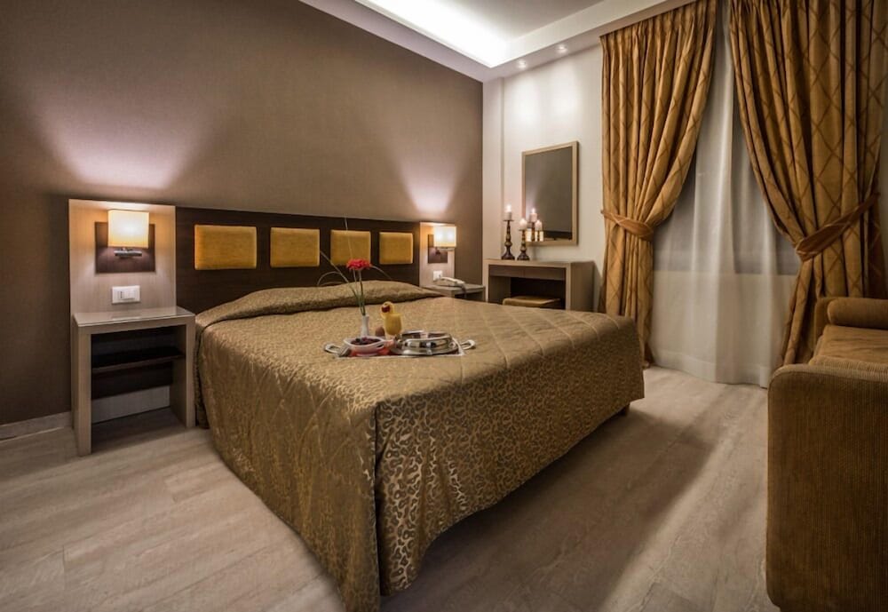 Rex Hotel 32/48