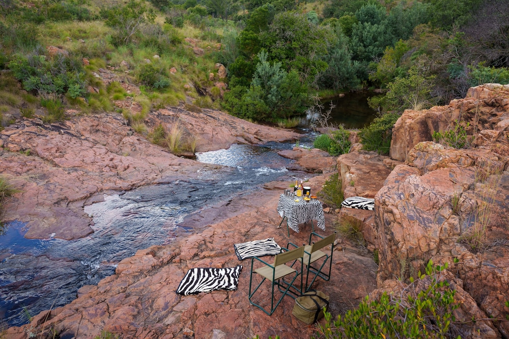Zebras Crossing Private Game Lodge 17/27