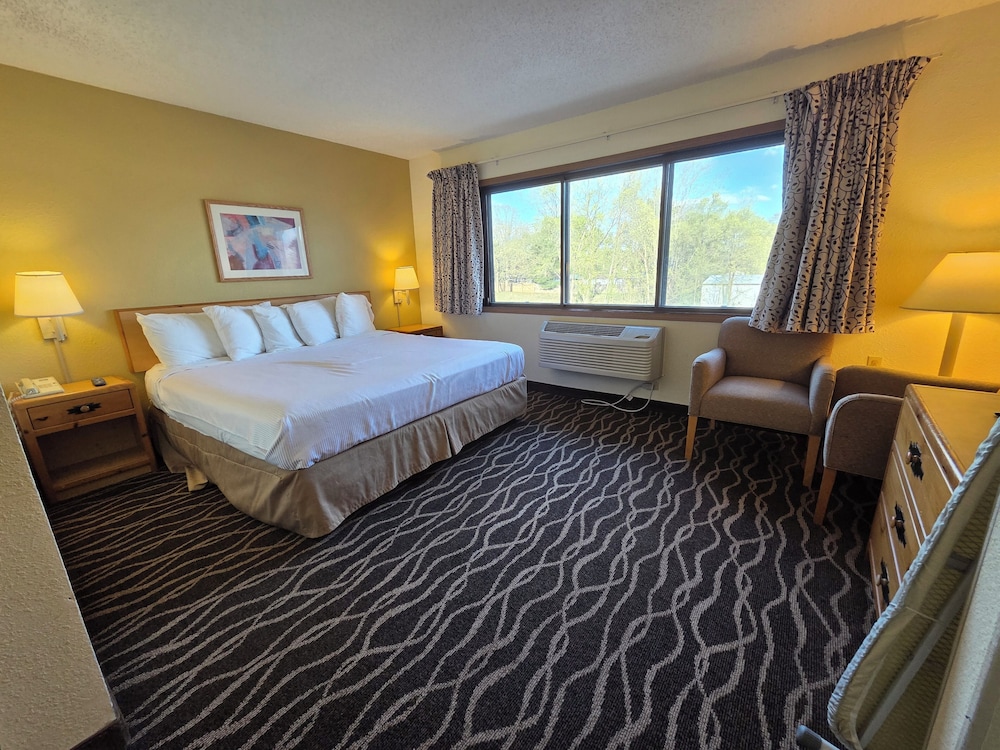 جناح بسرير كينج بغرفتين بمطبخ صغير، Boarders Inn and Suites Wautoma 3/6