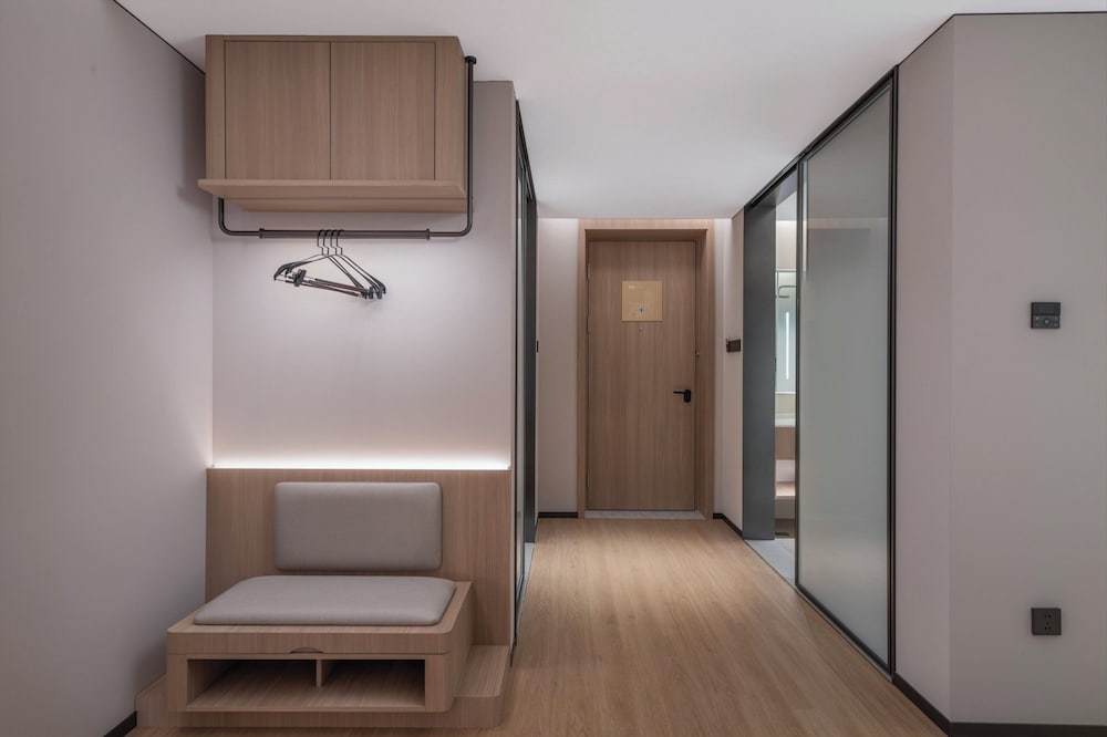 غرفة قياسية بسرير كينج وسرير كينج وسرير فردي، Holiday Inn Express Guiyang Guanshanhu By Ihg 3/4