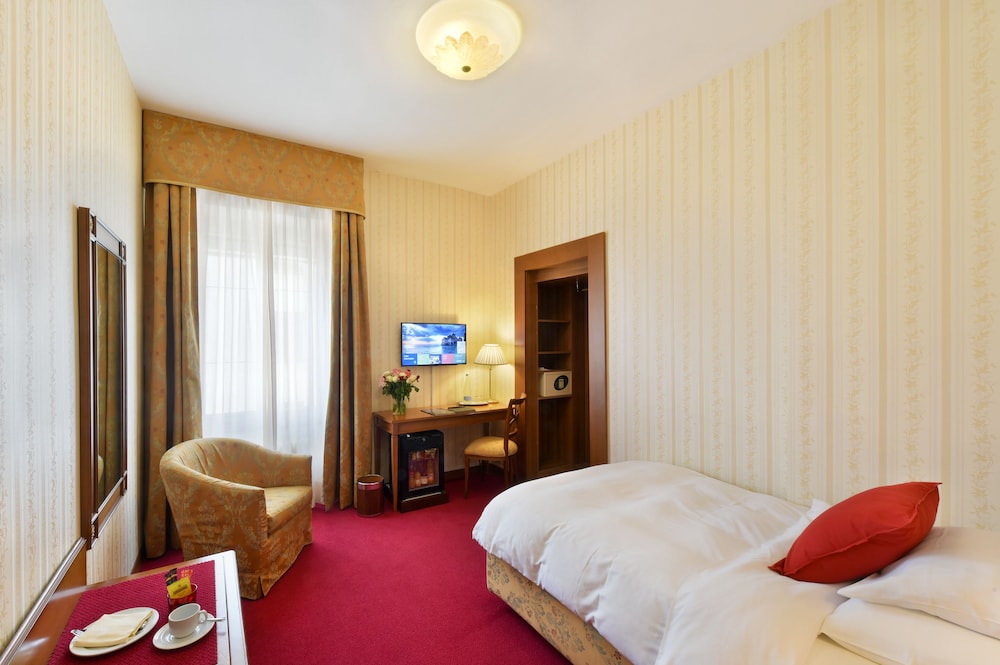 GOLF HOTEL RENE CAPT 23/67