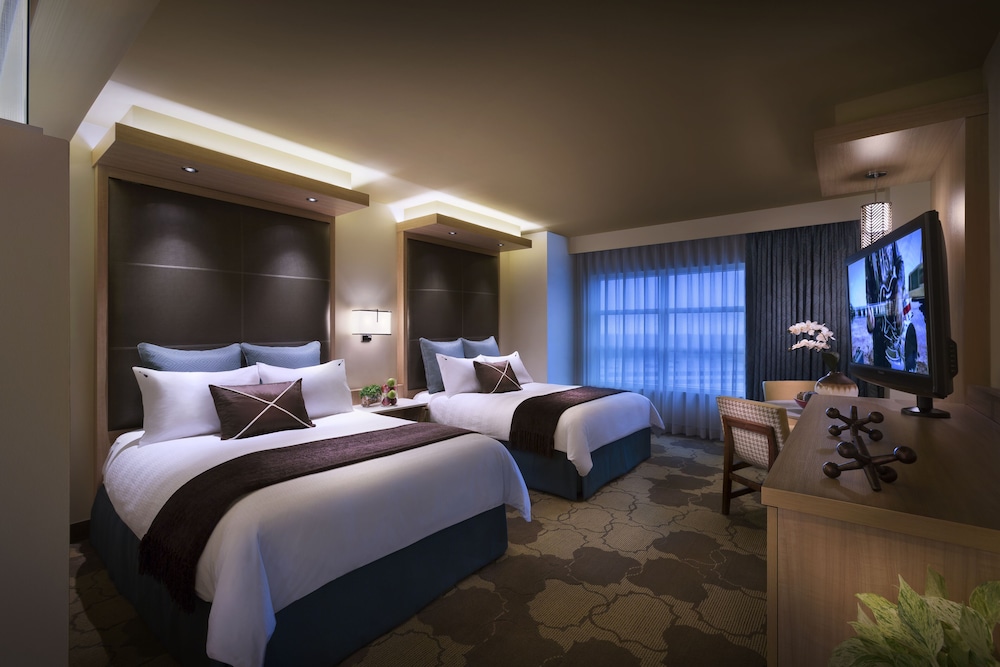 DELUXE, 2 QUEEN BEDS, POOL VIEW, WEST TOWER