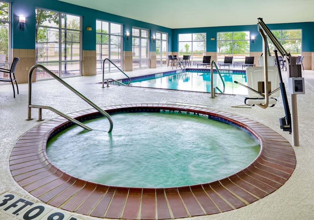 Holiday Inn Express Hotel Suites Cleburne 4/76