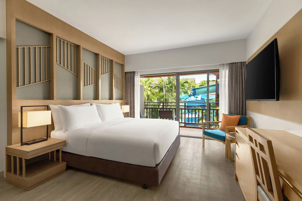 Premier, King Bed, Pool Access
